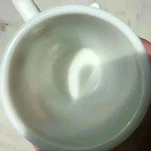 Set of 2 Pyrex Butterfly Gold milk glass mugs with D handles - Picture 9 of 10